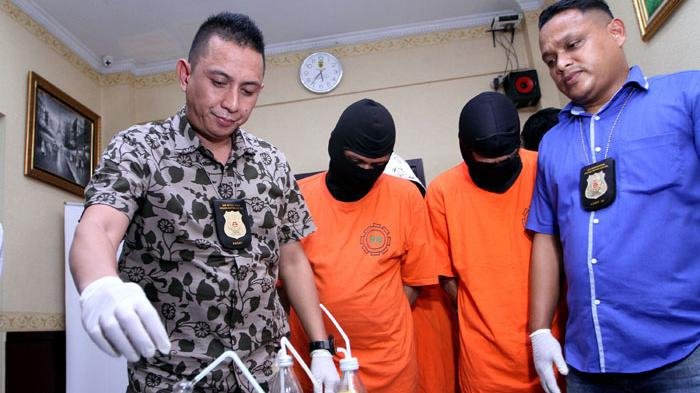 Yaya Moektio Solo drums Gong 2000 live ujungpandang 1993 - YouTube Kronologi Meninggalnya Yaya Moektio Eks Drummer God Bless