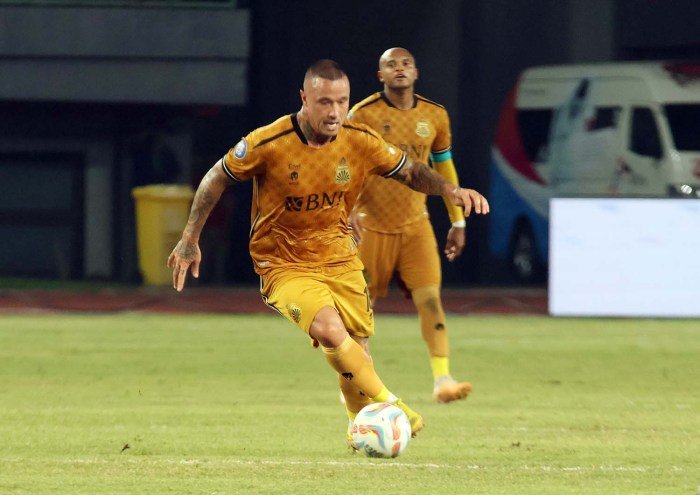 Moment Pertandingan Lanjutan BRI Liga 1 2023/2024 antara Bhayangkara ... Jamu Bhayangkara, Pena Fokus pada Permainan Persita